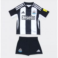 Camiseta Newcastle United Primera Equipación Replica 2024-25 para niños mangas cortas (+ Pantalones cortos)